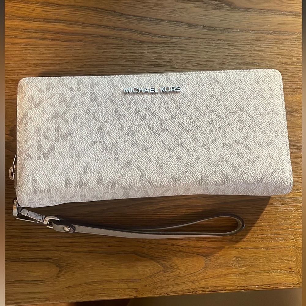 💎 Michael Kors Logo Continental Wallet